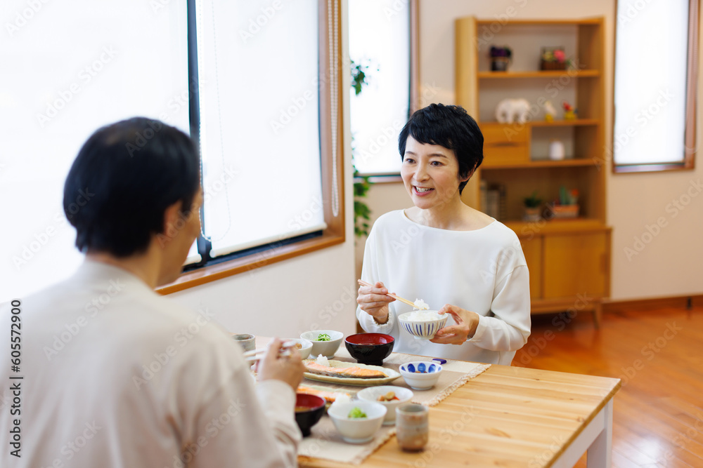 食事を食べている成熟した日本のカップル 食事を食べている成熟した日本のカップル