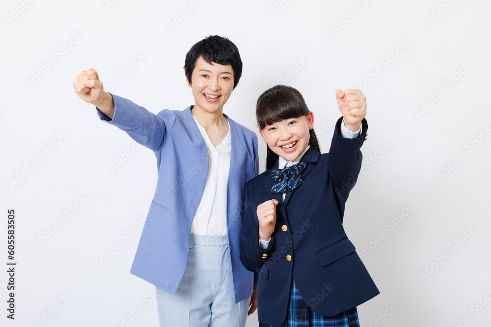 祖母と一緒に制服を着た日本の女の子の肖像画