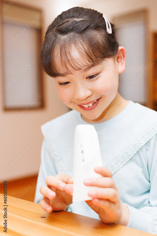 馬shidamaの幸せな日本人の女の子