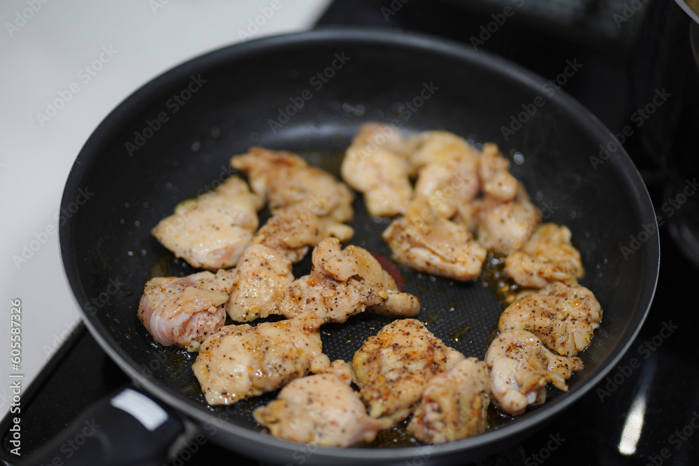	味付けした鶏肉を焼く様子