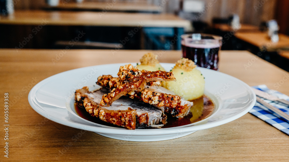 Foto de Bayerische Tradition auf dem Teller: Schweinebraten mit ...