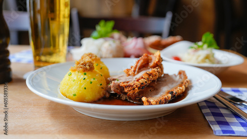 Schweinebraten in Soße mit Kartoffelknödeln: Traditionelle bayerische Delikatesse im Wirtshaus