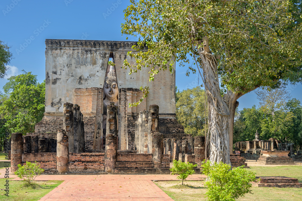 Fototapeta premium Wat Si Chum at Sukhothai National Historical Park