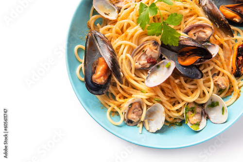 Piatto di deliziosi spaghetti conditi con vongole, cozze e bottarga, cibo italiano 