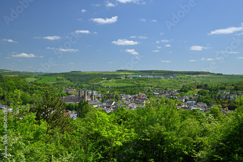 Panoramablick über die Stadt Echternach im Mullerthal in Luxemburg in einer Frühlingshaften Stimmung mit dem frischen Laub der Bäume.
