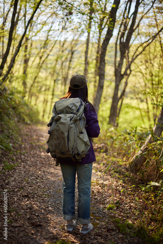 休日の初夏の森でハイキングを楽しむ30代日本人女性
