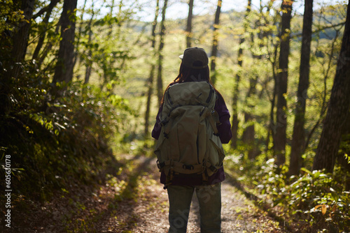 休日の初夏の森でハイキングを楽しむ30代日本人女性
