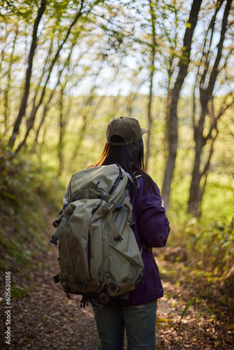 休日の初夏の森でハイキングを楽しむ30代日本人女性 © west_photo