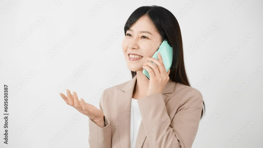スマートフォンで通話をする若い女性 ビジネスイメージ スマートフォンで通話をする若い女性 ビジネスイメージ