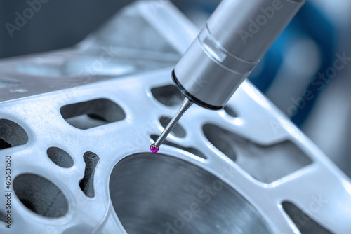 Fotografie Measurement and ontrol of the dimensions of a metal engine block part using a probe stylus ball tip of multi-axis coordinate measuring machine
