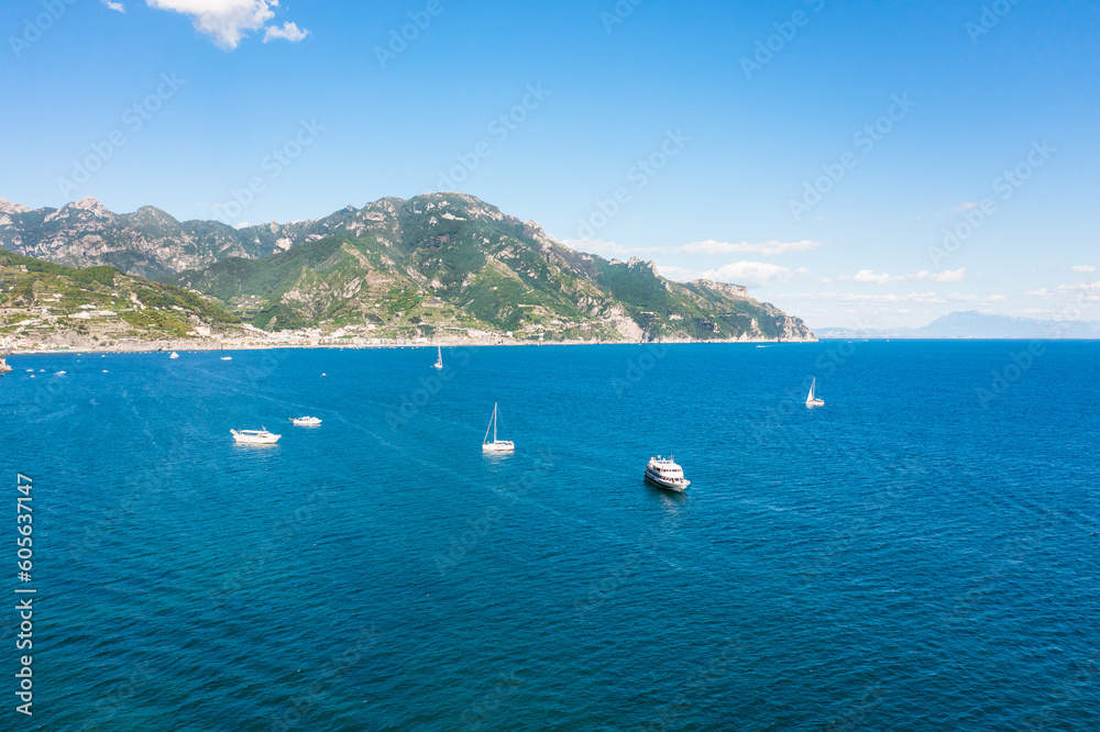 Obraz premium Sailing ships anchored at sea