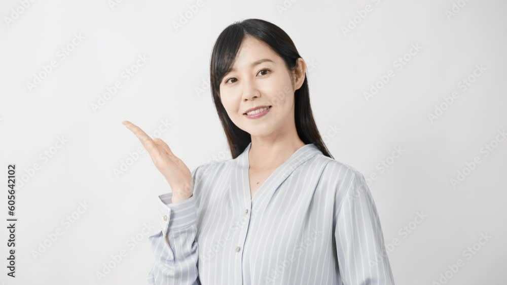案内をする若い女性 ビジネスイメージ
案内をする若い女性 ビジネスイメージ