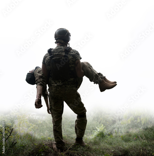 Fotografia The commander carries a wounded soldier