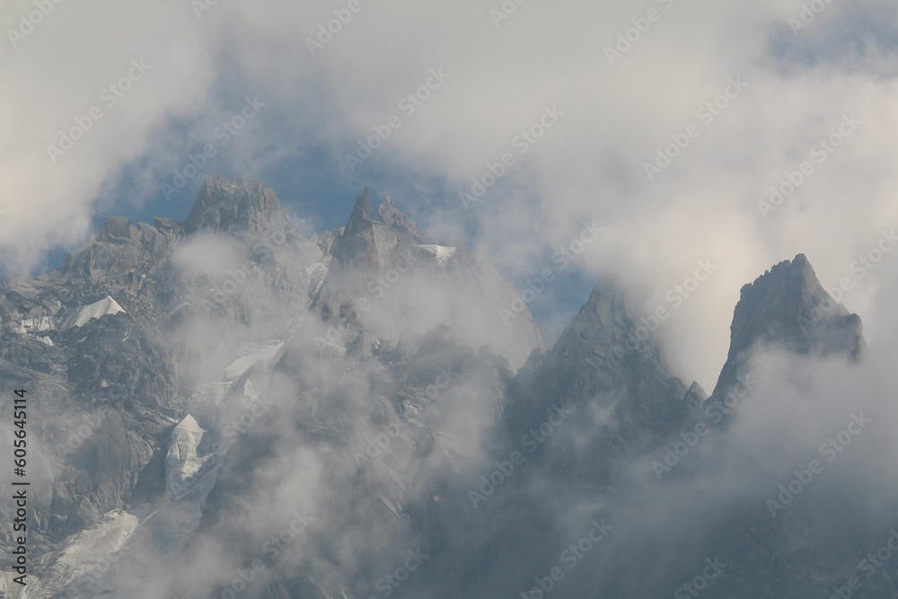 Obraz premium Peaks covered in mist