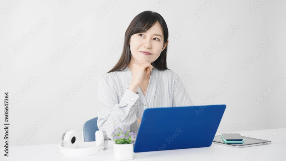 ノートパソコンを使う若い女性 ライフスタイルイメージ ノートパソコンを使う若い女性 ライフスタイルイメージ