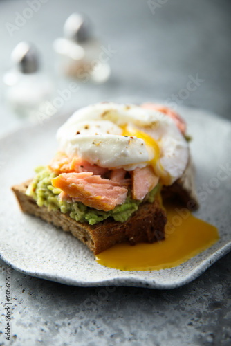 Benedict eggs with hot smoked salmon