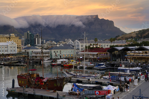 Fototapete Victoria and Albert waterfront and harbor at sunset, Cape Town, South Africa