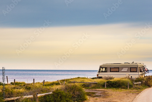 Old camper rv on beach © Voyagerix