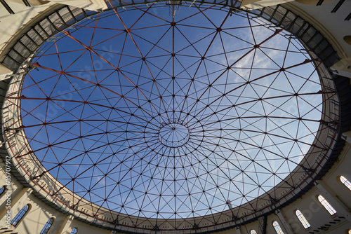 Schöner Blick auf die Dachkonstruktion des Panometer in Leipzig, Sachsen, Deutschland. photo