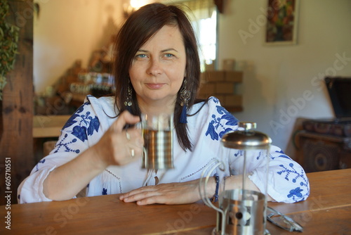 Kobieta pijąca herbatę. Polska - Mazury - Warmia.