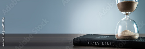 Fotografiet Hourglass and bible