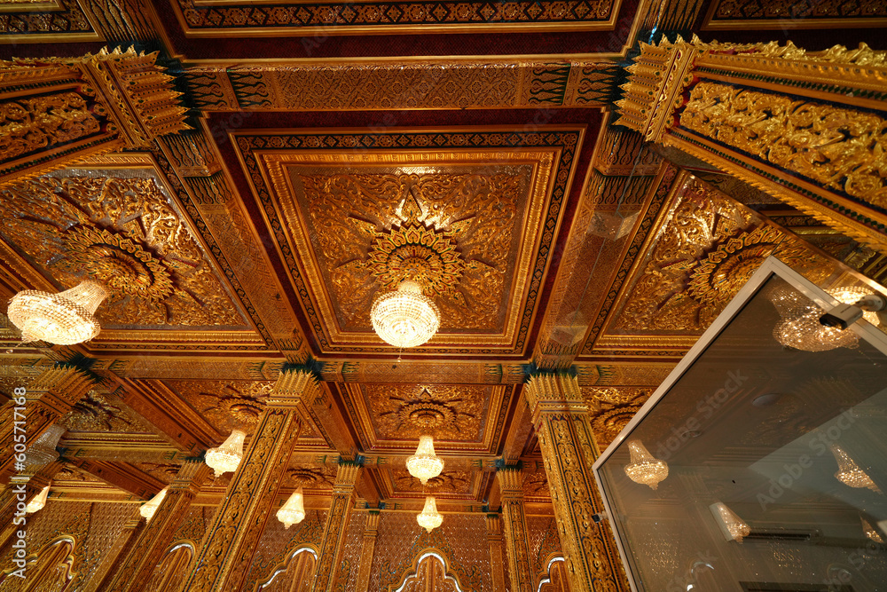 Φωτογραφία Inside the Golden Church of Wat Tha Sung, Uthai Thani Province, Thailand, everything in here, including the Buddha images, ceilings and doors, are all gold