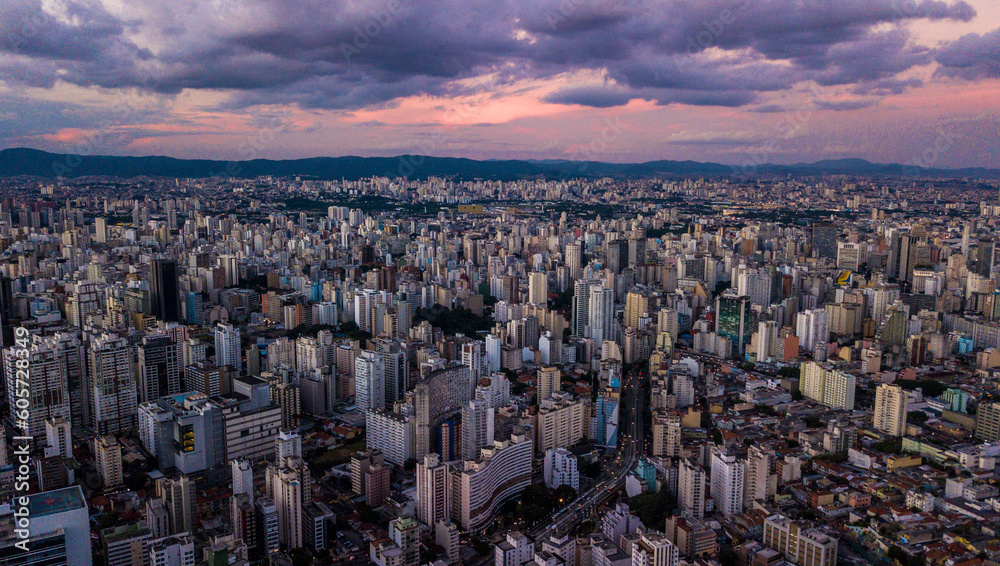End of the day with purple light at dusk in the city of São Paulo, several buildings, horizon