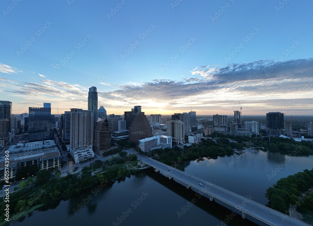 Obraz premium Town Lake, aka Ladybird Lake overlooking three bridges: Mopac Union Pacific Rail Road Bridge, Pfluger pedestrian Bridge, Lamar Boulevard Bridge. Plus the west Austin hills inthe background.