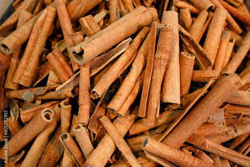 Photographie cinnamon close up cinnamon sticks on bazaar çubuk tarçın