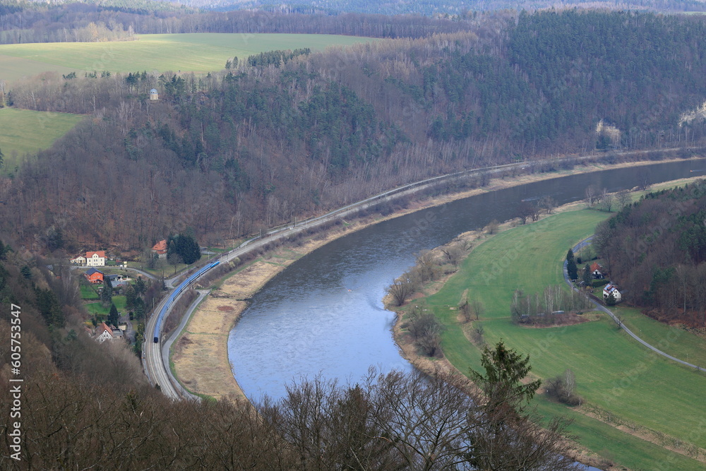 Personenzug fährt an der Elbe an Bad Schandau vorbei Personenzug fährt an der Elbe an Bad Schandau vorbei