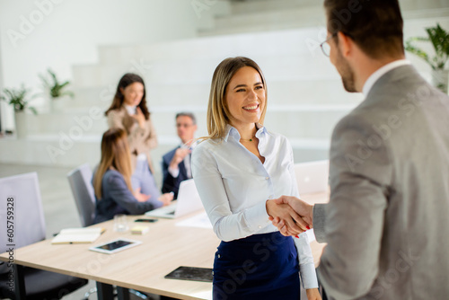 Young business woman handsh...