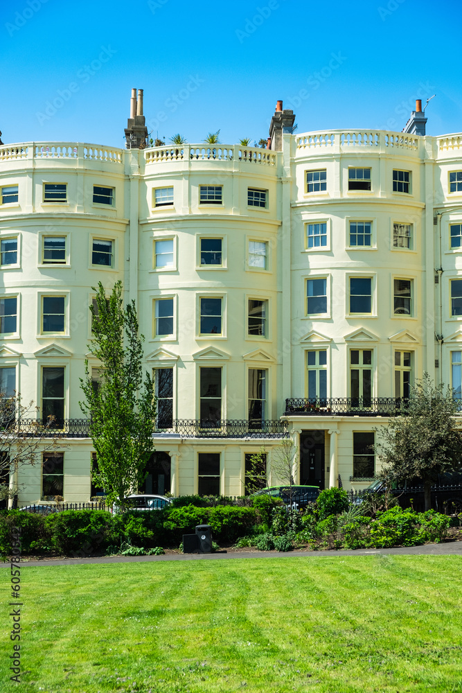 Noble Häuserzeile im klassizistischen Stil am Brunswick Square in Brighton and Hove, East Sussex, England