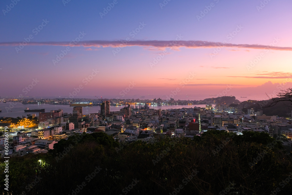 台湾 高雄市、寿山情人観景台から見る高雄港の夕暮れ