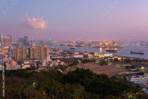 台湾 高雄市、寿山情人観景台から見る高雄港の夕暮れ