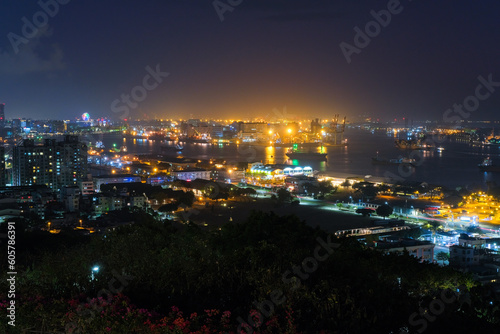 台湾 高雄市、寿山情人観景台から見る高雄港の夜景