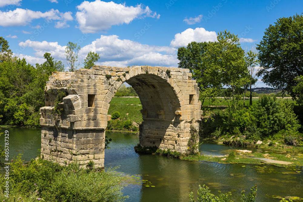 La dernière arche encore en élévation du Pont Ambroix, construit sur la Via Domitia par les romains pour franchir le Vidourle vers l'Oppidum d'Ambrussum