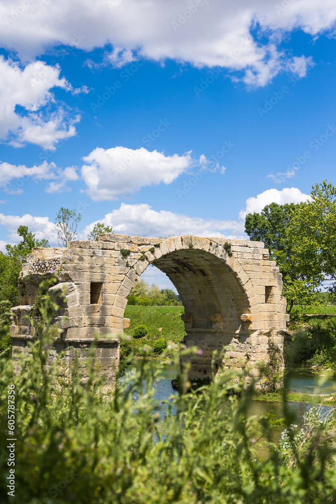 La dernière arche encore en élévation du Pont Ambroix, construit sur la Via Domitia par les romains pour franchir le Vidourle vers l'Oppidum d'Ambrussum