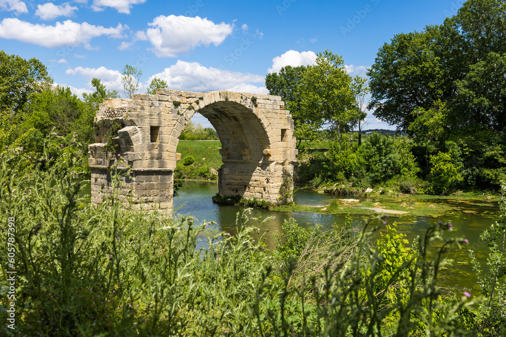 La dernière arche encore en élévation du Pont Ambroix, construit sur la Via Domitia par les romains pour franchir le Vidourle vers l'Oppidum d'Ambrussum