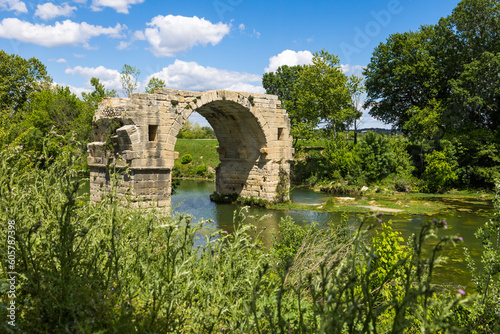Billede på lærred La dernière arche encore en élévation du Pont Ambroix, construit sur la Via Domi