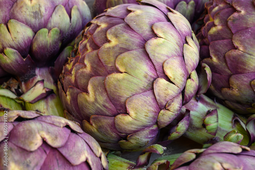 Obraz premium Big purple globe artichokes heads vegetables on farmers market in Brittany, France