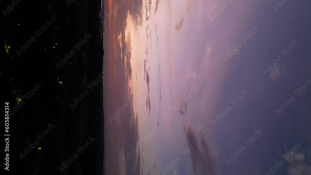 imagem vertical de drone da Rodovia BR101 no alvorecer de um lindo dia de verão.