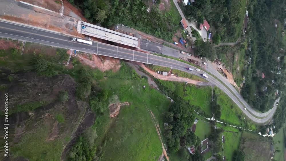 imagem de drone da Rodovia BR101 no alvorecer de um lindo dia de verão.