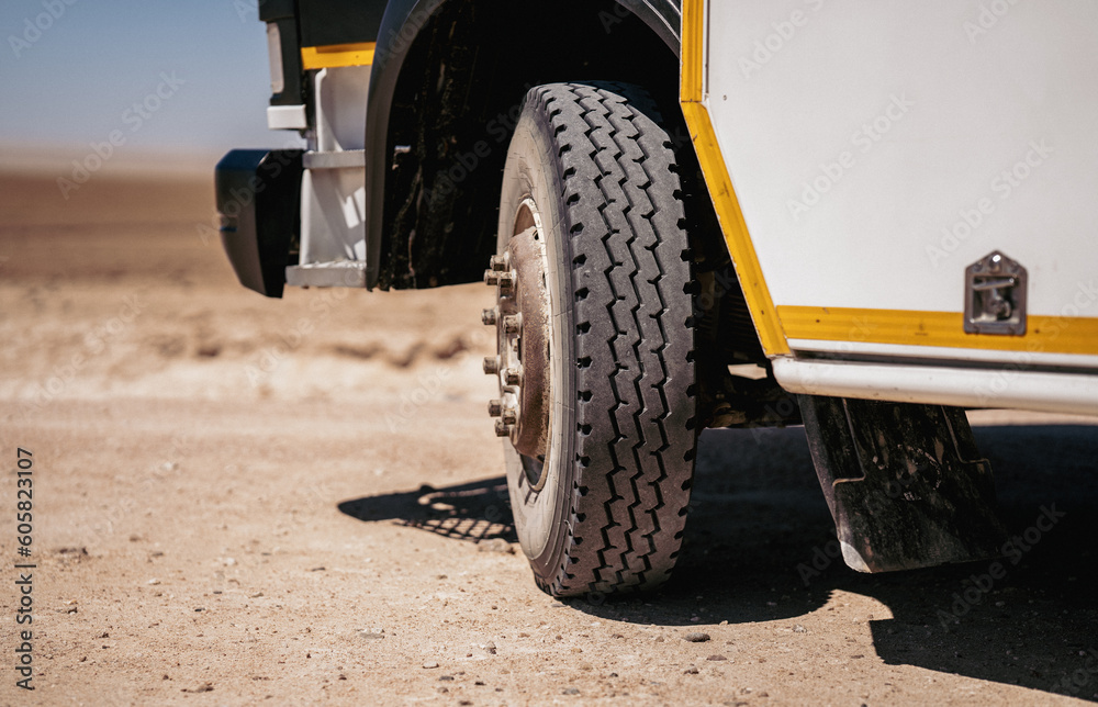 Kraft der Wüste: Detailaufnahme eines massiven Offroad-Reifens in der Wüste - Abenteuerlust und Entschlossenheit im Gelände Kraft der Wüste: Detailaufnahme eines massiven Offroad-Reifens in der Wüste - Abenteuerlust und Entschlossenheit im Gelände