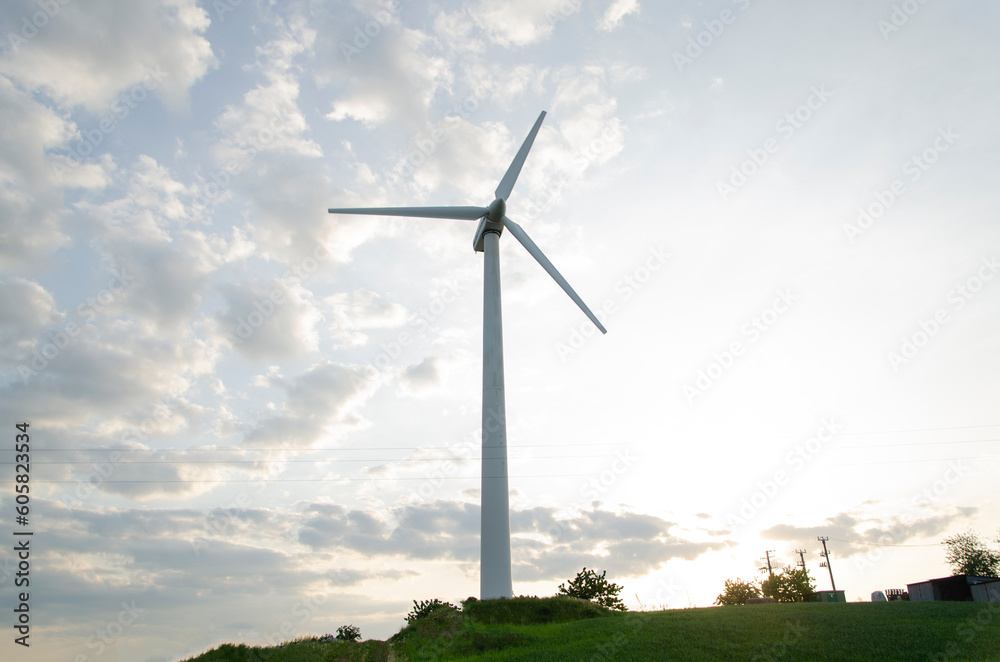 Obraz premium Turbiny wiatrowe - odnawialne źródła energii - wiatraki produkujące zieloną energie