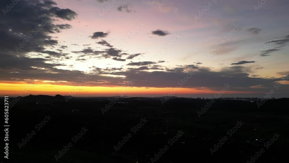 imagem de drone da Rodovia BR101 no alvorecer de um lindo dia de verão.