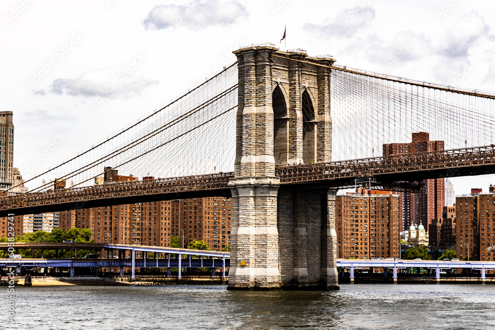 Obraz premium The Brooklyn Bridge view from cruise boat.