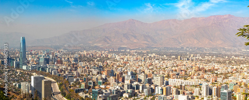  Panorama Chile, Santiago paisagem urbana com seu prédios e a cordilheira dos andes encoberta