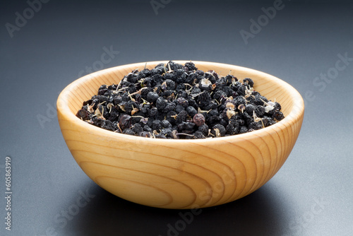 Quadro em tela black Chinese wolfberry in a wooden bowl