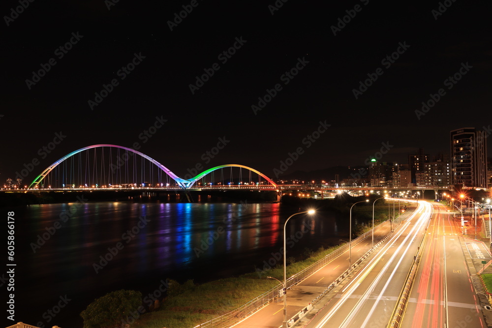 Obraz premium Night view of train tracks at Crescent Bridge, Banqiao District, New Taipei City, Taiwan