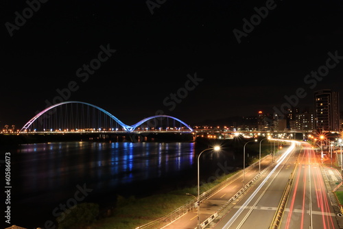 Night view of train tracks at Crescent Bridge, Banqiao District, New Taipei City, Taiwan © 瑞晟 邱